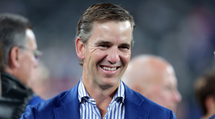 Eli Manning leads singing of ‘God Bless America’ at restaurant during Super Bowl week