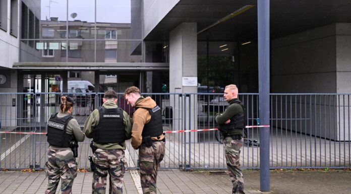 Une enseignante poignardée en classe dans un collège du Bas-Rhin, un adolescent de 14 ans interpellé