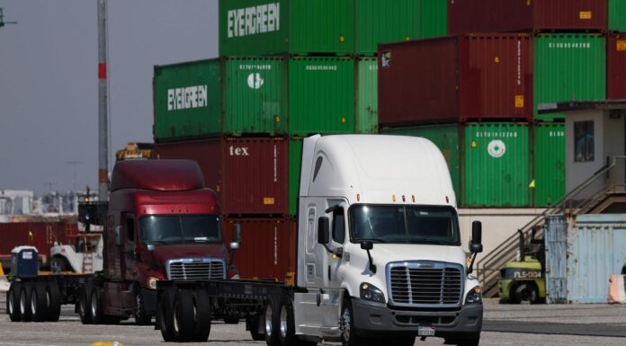 Donald Trump annonce des surtaxes sur les médicaments, les poids lourds et le mobilier