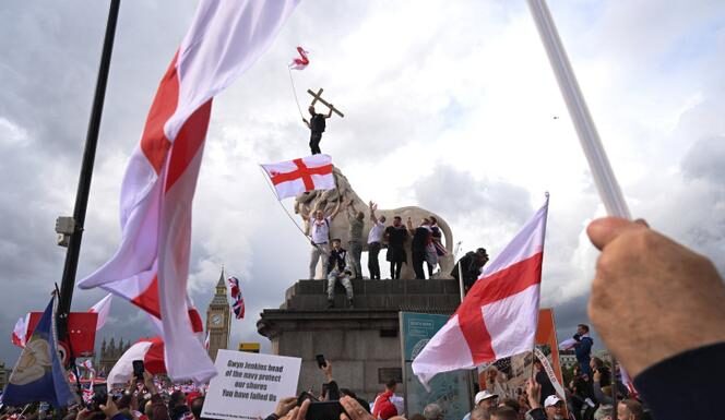 « Notre drapeau représente la diversité de notre pays et nous ne cèderons jamais », affirme le premier ministre Keir Starmer