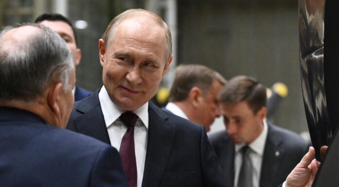 « N’importe quelle force armée occidentale » en Ukraine serait considérée comme une « cible légitime » pour l’armée russe, avertit Vladimir Poutine