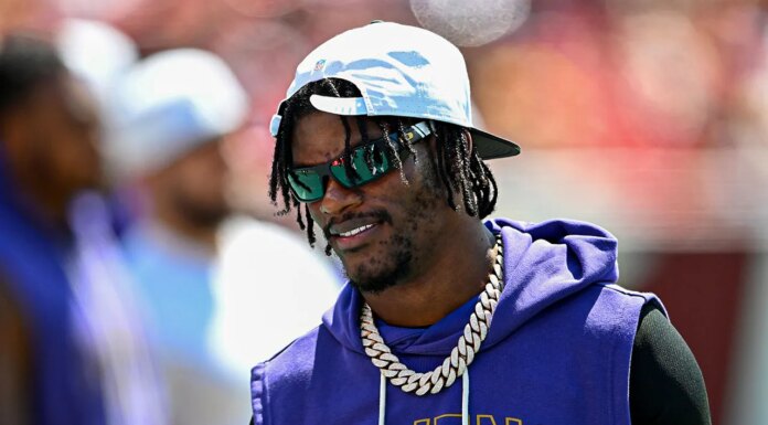 Ravens’ Lamar Jackson apologizes for pushing fan who hit his helmet