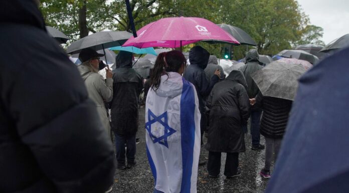 une des deux personnes tuées a été touchée par un tir accidentel des forces de l’ordre, selon la police
