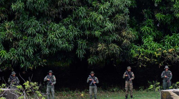 Le Venezuela, sous la pression des Etats-Unis, renforce sa présence militaire à la frontière colombienne