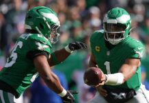 Eagles score TD after controversial tush push gets 1st down