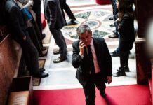 En visitant Nicolas Sarkozy en prison, Gérald Darmanin accusé de tordre un peu plus la séparation des pouvoirs