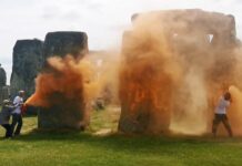 Au Royaume-Uni, des militants écologistes qui avaient dégradé le site préhistorique de Stonehenge acquittés