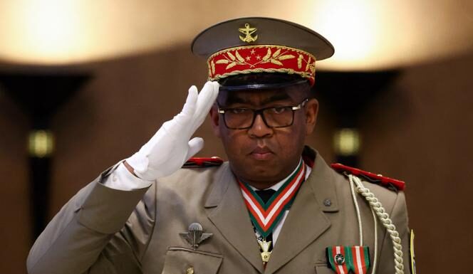 un général de l’armée de terre nommé premier ministre pour tenter d’apaiser la rue