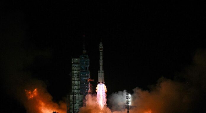 La Chine envoie trois astronautes vers sa station spatiale Tiangong pour une mission de six mois