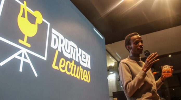 A Nairobi, les « drunken lectures » abreuvent les débats de société