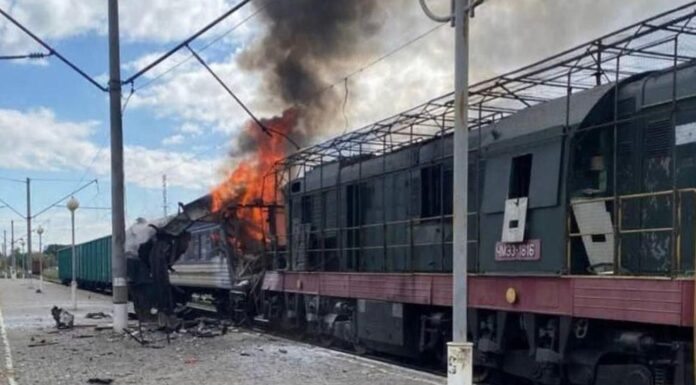 un train de voyageurs touché par un drone russe dans l’oblast de Soumy, annonce Zelensky, qui évoque une trentaine de blessés