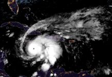 des touristes fuient à l’approche de l’ouragan Melissa