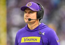 Kevin O’Connell defends decision to stick with hurt Carson Wentz in latest loss