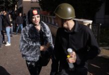 En Italie, de jeunes partisans de Meloni exaltent le régime fasciste, tandis que les violences d’extrême droite se multiplient