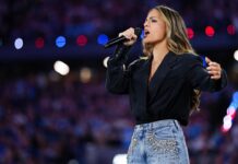World Series anthem performers receive cheers