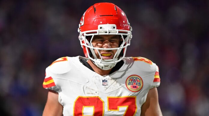 Travis Kelce takes huge hit from Bills defender