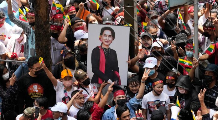 Emmanuel Macron dénonce dans une lettre adressée à Aung San Suu Kyi sa « détention inique » en Birmanie