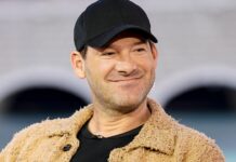 Tony Romo’s ‘DTF’ acronym sparks social media buzz during Patriots-Bucs game