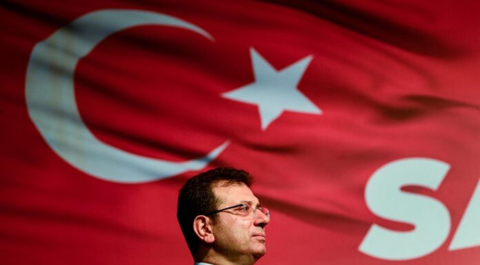 Ekrem Imamoglu, le maire d’Istanbul en prison depuis le mois de mars, est officiellement poursuivi pour 142 infractions