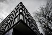 Le siège du groupe RMC BFM évacué après « une alerte de sécurité », les directs suspendus