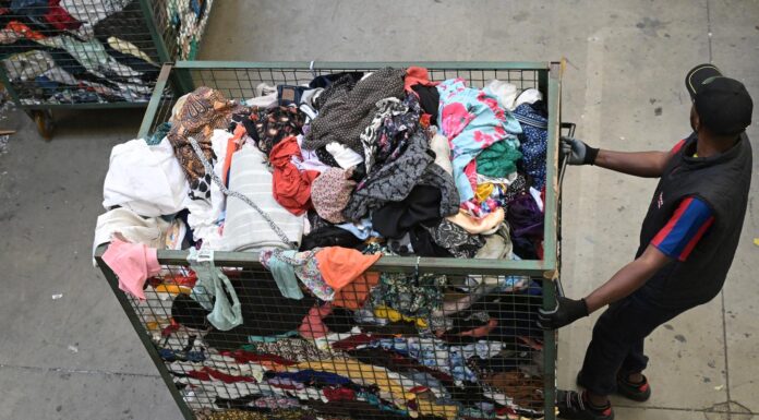 Pourquoi nos vêtements usagés atterrissent aux Emirats arabes unis
