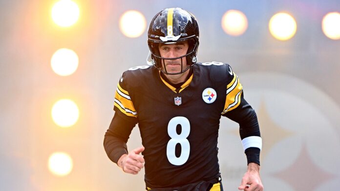 1764372380_aaron-rodgers-runs-onto-field-steelers.jpg