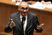 Laurent Nuñez ne se dit « pas favorable » à l’interdiction du voile aux mineures