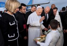 En visite à Beyrouth, le pape appelle les Libanais à « rester » dans leur pays