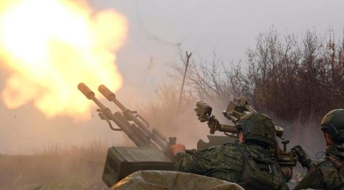 une raffinerie russe visée par des attaques ukrainiennes ; plus d’une centaine de drones lancés par la Russie pendant la nuit