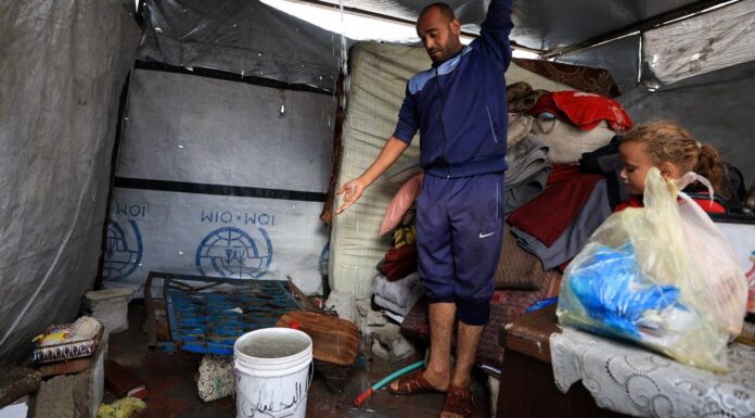 l’enclave submergée par les pluies, des tentes inondées en pleine crise humanitaire