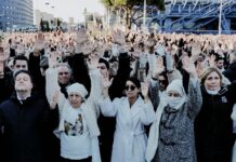 A Marseille, au rassemblement en hommage à Mehdi Kessaci, de l’émotion et de la colère : « C’est une véritable mafia qui s’installe et il faut qu’on réagisse tous »