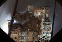 le secrétaire à l’armée américaine en visite à Kiev au lendemain de frappes russes meurtrières dans l’ouest du pays