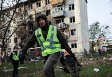 une attaque russe sur Kiev fait six morts et plusieurs dizaines de blessés ; Volodymyr Zelensky reçu lundi par Emmanuel Macron