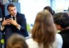 Emmanuel Macron dit que l’interdiction du téléphone portable va « sans doute » être élargie au lycée à la prochaine rentrée