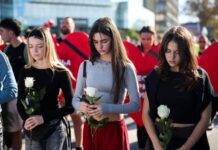 En Serbie, un an après l’accident mortel de la gare de Novi Sad, des dizaines de milliers de personnes manifestent en hommage aux victimes