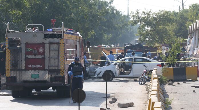 India Pakistan bombings occur within 24 hours of eachother, killing 20