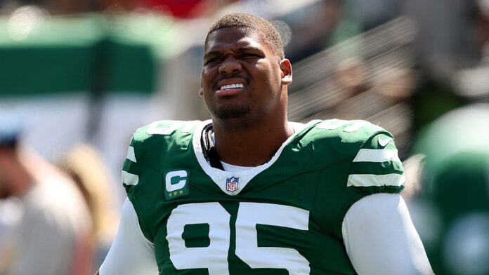 jets-quinnen-williams-looks-on.jpg