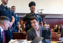 Accusé d’avoir tué un patron d’assurance santé à New York en 2024, Luigi Mangione divise les Américains