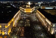 une manifestation massive contre le projet de budget, des heurts avec la police