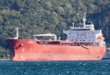 les images du pétrolier lié à la Russie touché par des « explosions externes »