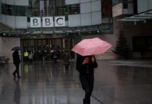 Donald Trump s’en prend à la BBC, au moment où elle renégocie son contrat avec le gouvernement Starmer