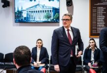 la piste d’une proposition de loi pour faire baisser de façon « immédiate » le nombre de détenus dans les prisons