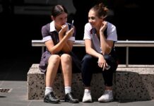 En Australie, les débuts balbutiants de l’interdiction des réseaux sociaux aux moins de 16 ans