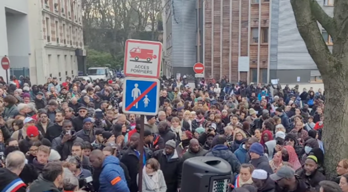 En hommage à El Hacen Diarra, mort dans le commissariat du 20ᵉ arrondissement de Paris, plusieurs centaines de personnes rassemblées