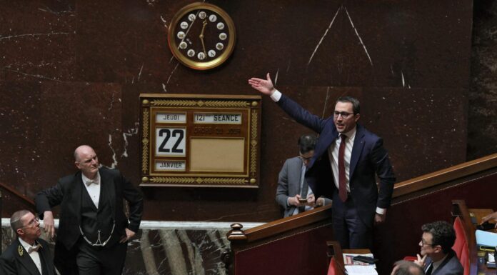 Une résolution contre les Frères musulmans adoptée à l’Assemblée dans un climat de grande tension