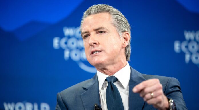 Le gouverneur de Californie lance une enquête sur TikTok après des accusations de censure de « contenus critiques envers Trump »