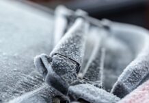 Defrost the car windscreen fast by pressing 2 buttons