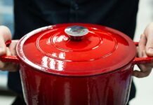 Burnt cooking pots will sparkle like new if you clean them with two simple ingredients