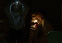 l’armée russe poursuit ses attaques contre les infrastructures énergétiques ; les négociateurs américains et ukrainiens doivent se rencontrer dans la journée