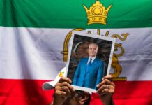 qui est Reza Pahlavi, l’homme qui tente de s’ériger en meneur de la contestation ? Comprendre en trois minutes